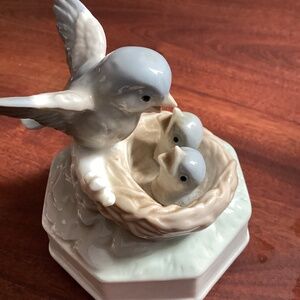 Vintage.Otagiri Musical Figurine with Baby Birds.